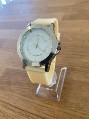 White Lemon Cream Silikon Armbandsur - Armbandsur med ett silverfärgat boett och en vit urtavla med streckindex. Klockan har ett krämfärgat silikonarmband med ett spänne i silverfärg. Baksidan av boetten är märkt med ”LBVYR 56621 CE”. Fint skick enligt bilder, behöver nytt batteri.  Begagnat värde: < 500 SEK Mitt pris: 189 SEK  Skickas alltid snabbt och spårbart. Skriv vid frågor och se gärna mina andra annonser! 