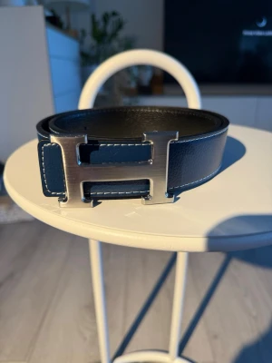 Mörk blått bälte  - Säljer ett snyggt mörk blått bälte med silver spänne. Riktig bekväm och prisvärd. Dm för frågor 