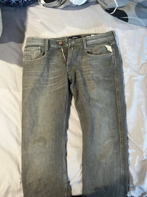 Grå anbass Replay jeans - Grå anbass Replay jeans i storlek 34. Använda fåtal gånger