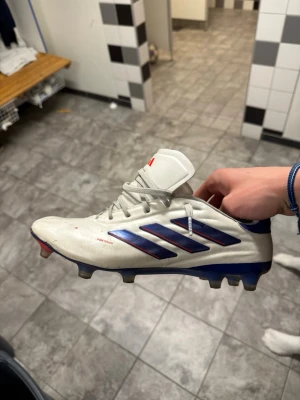 Adidas Copa vita fotbollsskor - Skorna är i bra skick i defekter och de är i storlek 44!