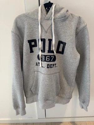 Grå hoodie från Polo Ralph Lauren - Grå ralphlauren hoodie i storlek M. Kom vid funderingar