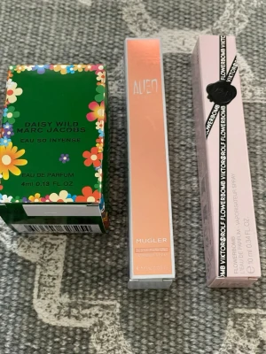 Tre parfymer från Marc Jacobs, Mugler & Viktor&Rolf - Säljer tre parfymer: Daisy Wild från Marc Jacobs i grön och blommig förpackning, Alien från Mugler i smal orange kartong och Flowerbomb från Viktor&Rolf i ljusrosa ask med svart banddetalj. Alla är Eau de Parfum och kommer i snygga, färgglada förpackningar. MJ 4ml, Mugler goddess supra florale 10ml och V&R 10ml. Nytt!