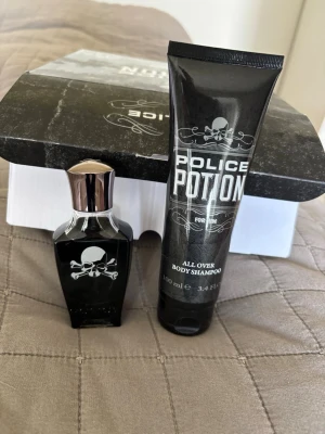 Police Potion parfymset för honom - ☠️ Police Potion parfym gift set  Felköp (present), helt oanvänd. Ny utan prislapp.  Innehåll: Eau de parfum 30 ml Body shampoo 100 ml  Pris: 100 kr