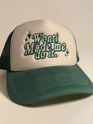 Grön och vit truckerkeps, Ted Wonti - Snygg truckerkeps i grönt och vitt från Ted Wonti med broderad text 'Wonti Made me do it.' på framsidan och ett litet W på sidan. Perfekt för en cool och avslappnad stil. Skriv privat för fler bilder