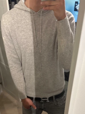Soft goat hoodie  - . Passar runt 175-180+. Sitter fint på mig som är 178. Tröjan har handtvätts så ej krympt. Skicket är i nyskick. Endast seriösa köpare, inga byten eller annat. Storlek S, passar S. Säljer allt billigt då jag inte har tid med att lägga upp och diskutera pris. Inköpt för runt 3000kr 