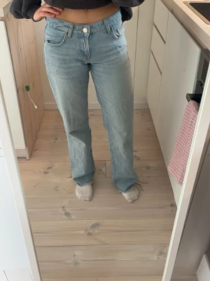 Ljusblå Zara jeans  - Säljer ett par ljusblå jeans med oversize passform och hög midja. Det finns en lite fläck på benet men den går förmodligen bort med vanish eller liknande! Jag är 160 cm 