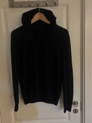 Mörkblå hoodie från Oscar Jacobson - Bilder kommer ej tas när jag har på mig den, har ej tid. Passar runt 175-180. Sitter fint på mig som är 178. Tröjan har handtvätts så ej krympt. Skicket är i nyskick. Endast seriösa köpare, inga byten eller annat. Storlek S, passar S. Säljer allt billigt då jag inte har tid med att lägga upp och diskutera pris 