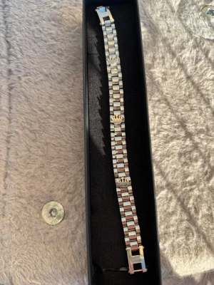 Rlx armband - Säljer ett snyggt armband i silver från rlx