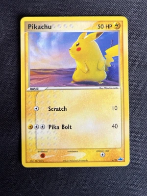 Pikachu Pokémonkort 2004 - Säljer ett klassiskt Pikachu Pokémonkort från 2004 med gul ram och färgstark illustration. Kortet har 50 HP och attacker som Scratch och Pika Bolt. Perfekt för samlare eller dig som gillar Pokémon. Kortet är gjort av laminerad kartong och har officiell Pokémon-design.