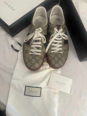 Gucci sneakers med GG-mönster - Snygga Gucci sneakers i beige canvas med klassiskt GG-mönster, kvitto finns