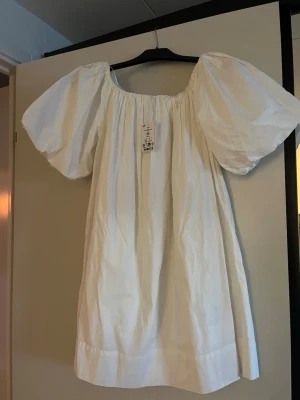Off-shoulder topp - Söt off-shoulder topp med puffärmar i storlek XS. Aldrig använd och prislapp kvar. Perfekt till sommaren 🩷