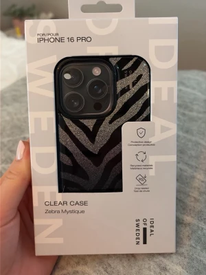 Ideal of Sweden mobilskal - Snyggt och transparent mobilskal till iPhone 16 Pro från IDEAL OF SWEDEN med zebramönster i svart och silver. För iphone 16 pro och säljer den då jag köpte fel och kan ej skicka tillbaka den🥰