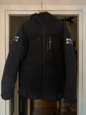 Sail Racing Expedition Antarctica Jacket Black - Äkta Sail Racing Expedition Antarctica. Bra skick. Varm premiumjacka. Storlek S men den passar M också. Priset kan sänkas om du köper direkt. Skickas sama dag