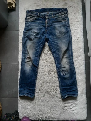 Dsquared2 jeans - Snygga D2 jeans i mycket bra skick, inga defekter. Storlek w28 L30