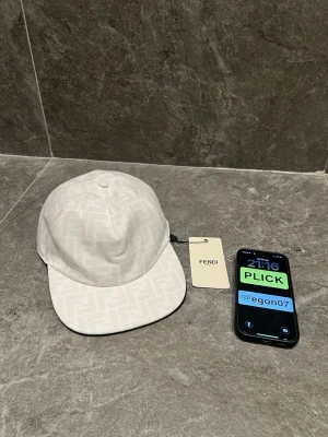 Fendi keps - Säljer en ass snygg vit Fendi keps i strlk M. Kepsen är sprillans ny och oanvänd, och sitter perfekt till sommaren. Hör av er vid minsta lilla fundering!