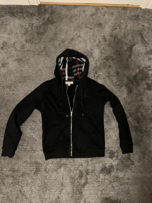 Svart Burberry hoodie med dragkedja - Svart zip hoodie, storlek S, (passar perfekt för 160cm), nytt skick 