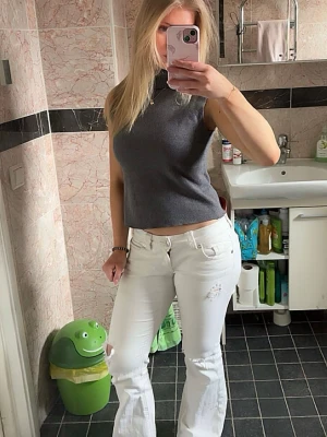 Vita low rise flare jeans - Snygga vita jeans med låg midja och utsvängda ben.  Andvända par gånger men  inga märken. 