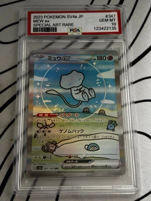 Pokemonkort Mew ex Special Art Rare - Japanskt Pokemonkort Mew ex Special Art Rare från 2023, graderat PSA 10 GEM MT. Kortet har en färgglad och glansig design med Mew i blått och vitt, och är innesluten i ett skyddande plastfodral från PSA. OBS KORTET ÄR FEJK