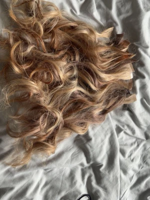 Äkta löshår tejp extensions, 150gram, 50cm - Säljer mina tape extensions i färgen balayage, de är äkta löshår och jätte bra kvalitet, har använt det en gång, satte in det på salong för 8000kr, tejp medföljer 