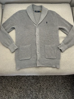 Ralph lauren cardigan - Säljer denna feta cardigan från Ralph lauren, strl. L och den sitter som bäst mellan 185cm-190cm🤝 Hör av er vid minsta lilla och tveka inte på att ställa frågor!! 