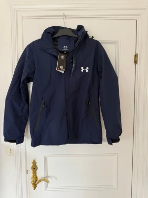 Under Armour Jacka  - Tjena, säljer nu min Under Armour Jacka i mörkblå färg. Jackan säljer jag på grund av att den är för liten då M inte passar mig. Priset kan diskuteras vid snabba affärer, har ni några funderingar eller frågor så är det bara att skriva.👑🫡