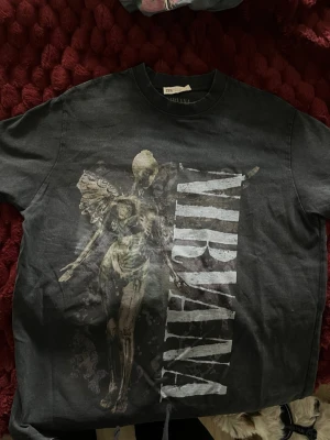 Svart Nirvana t-shirt - Cool svart Nirvana t-shirt. Klassisk rund hals och korta ärmar