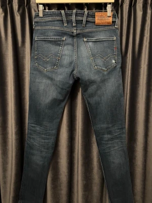Replay anbass  - Replay anbass - skick 9/10, mycket bra skick! - storlek 30/32, men passar 28/32 - sjuuukt feta jeans med snygg fade, passar till allt - hör av er till frågor🙌