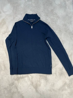 Jack&jones half zip - Mörkblå half zip från Jack&jones. Storlek XS - men sitter som S | mycket fint skick | hör av dig vid fundering! 