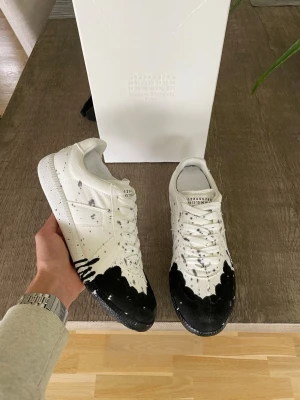Maison Margiela - Storlek 42 | Använda endast 1 gång | Box och påsar till skorna ingår | Lite osäker på äkthet, därför det låga priset | Bara att höra av dig vid funderingar👑