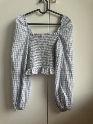 Blus - Croppad blus med puffärmar. Mycket sparsamt använd.