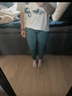 Snygga träningstights  - Gröna snygga tights, super sköna och stretchiga. Väldigt sparsamt använda, ca 5 gånger. Har klippt bort lappen bak