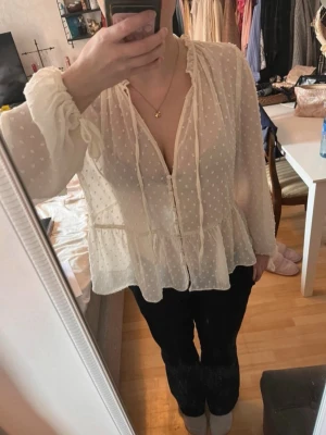 Vit blus från Zara - Säljer denna söta blus från Zara! 💘