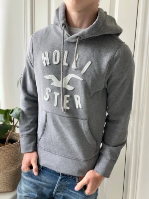 Hollister hoodie  - Hollister hoodie, Inga defekter! Modellen i bilderna är 180 cm 75 kg och bär Storlek S , Kom med frågor! 🌟 (Kan gå ned i pris vid köp av paket 😉) 