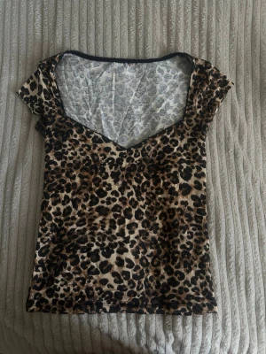 Söt cheetah print topp💕 - Jätte söt topp från Nelly❣️ bekväm och fin men säljer då jag rensar!!