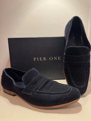 Pier One Loafers - Säljer ett par riktigt sjysta Pier One loafers i strl 42, köpt på Zalando för 500 kr, skicket är grymt, minimala defekter. Sista 3 bilderna ser man bild på hur det sitter på. KAN GÅ NER I PRIS VID SNABB AFFÄR! 💎