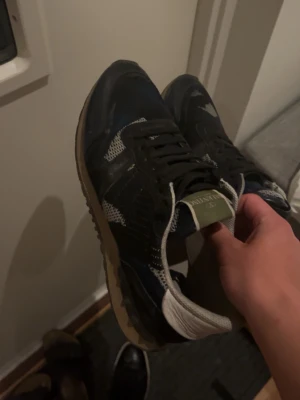 Valentino rockrunners  - Säljer mina mörkblåa/vita valentino skor. Färgen är rätt ovanlig och inte många som har dessa. Skorna är i bra skick och sparsamt använda. Däremot är de lite smutsiga vilket syns på bilderna. Det går dock nog ganska lätt att tväyya bort! De går för nypris omkring 7000kr, men säljer de här för endast 1799kr. Om du har frågor är det bara att höra av dig. Kan sänka pris vid snabb affär och även skicka fler bilder vid intresse. Vänliga hälsningar Kåte 