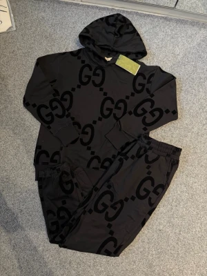 Gusci black tracksuit - Size M, fits 100% true to size. Just like new, never worn. Feel free to ask questions. Yes we ship to sweden and other countries too.