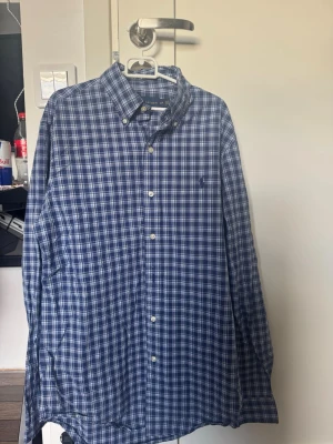 Blårutig skjorta från Ralph Lauren - Snygg blårutig skjorta från Ralph Lauren. Prefekt inför sommaren för en riktigt schysst archive stil!