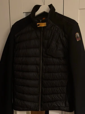 Parajumper cardigan - Snygg och lite använd parajumper cardigan i herrmodell storlek M. Den har inga defekten. 