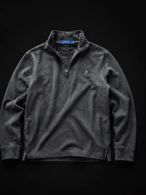 Mörkgrå halvzip från Polo Ralph Lauren - Grå zip tröja ifrån Ralph Lauren. Perfekt present till killen, lillebror osv☺️. Behöver strykas. 449kr (bud mottages, men inga skamliga) 