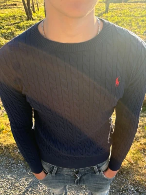  kabelstickad tröja Ralph Lauren - Säljer nu min Snygg mörkblåa kabelstickad tröja från Polo Ralph Lauren, storlek M men sitter lite mer som en S men funkar utmärkt för M. Riktigt bra kvalite inget som är sönder på den, bara att skriva för mer info o bilder 
