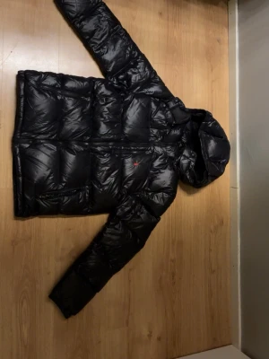 Polo Ralph Lauren svart pufferjacka - Helt i nyskick, väldigt sparsamt använd. Nypris 3795kr storlek xl barn passar 163-174cm, så ungefär en S eller XS. Ge förslag om pris!