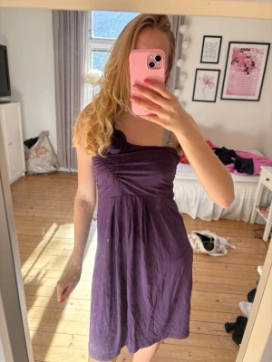 Lila oneshoulder klänning - Snygg lila oneshoulder klänning i storlek 36. Fint skick 💕