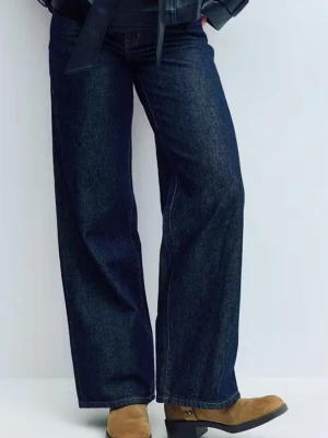 Mörkblåa wide leg jeans - Snygga mörkblå jeans med wide leg-passform och låg midja. Jeansen har klassiska fickor både fram och bak samt raka, vida ben. Perfekta för en avslappnad och trendig look. Tillverkade i denim med en stilren finish. Använt få gånger🩷