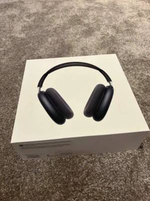 Apple AirPods Max 2  - Säljer ett par svarta Apple AirPods Max 2 . De har en stilren design med mjuka öronkuddar och metallbåge, samt mesh-material på huvudbandet för extra komfort. Perfekta för musik, gaming eller film med grym ljudkvalitet. Använt som 2 gånger väldigt bra skick o kvittot finns