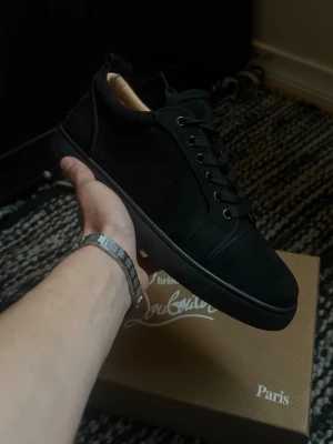Christian Louboutin  - Tja söker du ett par feta loubs nu till sommaren checka in dessa helt nya loubsen i storlek 42 de är sprillans nya aldrig använda och dessutom följer låda med skickar inom 1-4 timmar så vänta inte längre nån kanske köper dom!! 