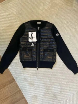 Moncler Cardigan Dam - Hej, säljer min Moncler Cardigan som jag köpt på vinted🌸❤️ Jag köpte den men märkte att jag inte är i behov av den så priset kan självklart diskuteras❤️🌺 Storlek S men perfekt för XS🥰 Priset kan självklart diskuteras🌸