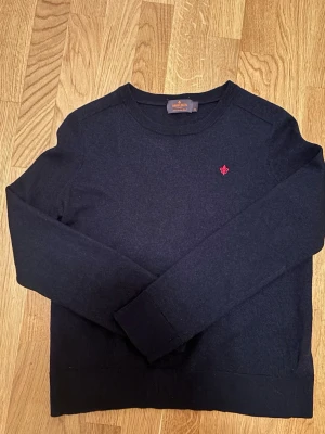 Merinoulltröja från Morris - Schysst 100% merinoull tröja från morris i marinblå färg Utmärkt skick  Tröjan har krympt i tvätten så den passar numera en XS, mått: Axelbredd 49cm, Längd 60cm Skriv vid funderingar!