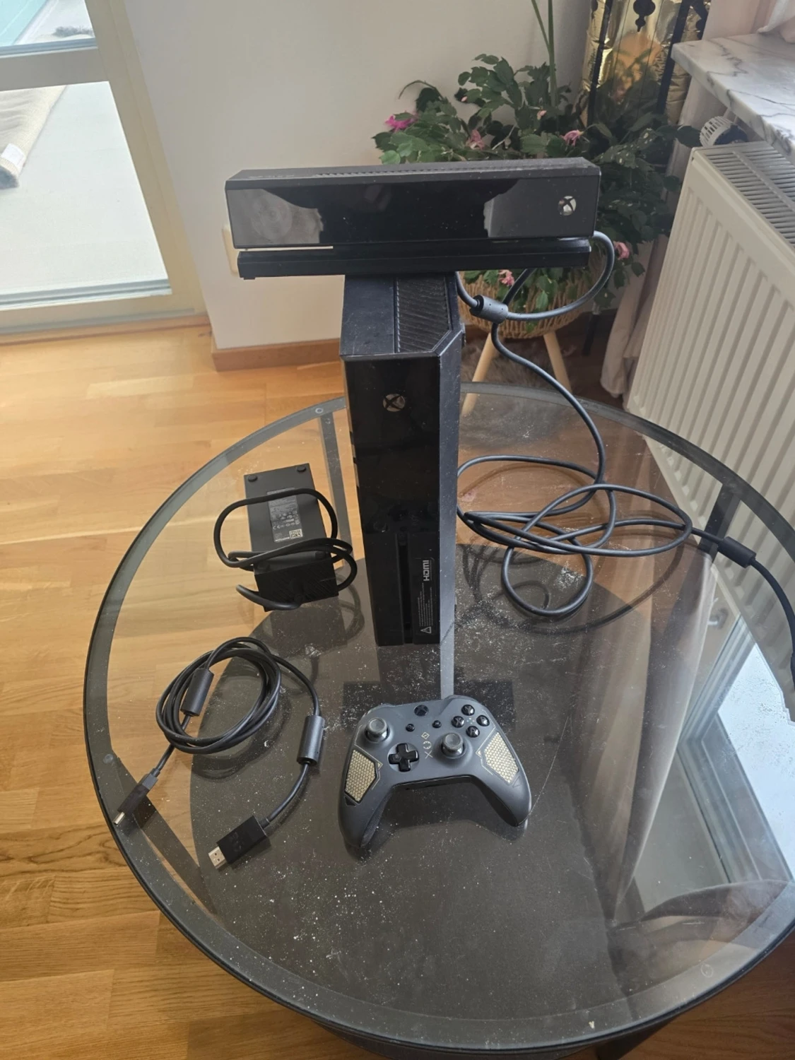 Xbox One med Kinect och handkontroll