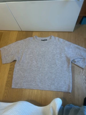 Beige stickad t-shirt  -  Kortärmad stickad t-shirt! Oversized passform med rund halsringning och avslappnade axlar. Perfekt att styla med jeans eller kjol för en chill look. Jätteskön och mjuk!!💗💗